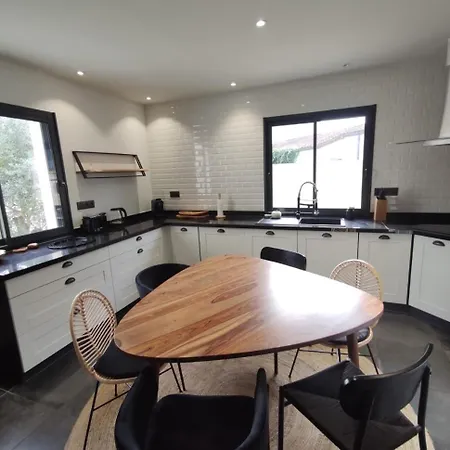 Holiday home Maison De Charme Avec Piscine Aigrefeuille-d'Aunis